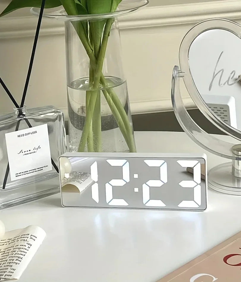 Digitaalinen LED-seinäkello lämpötilanäytöllä
