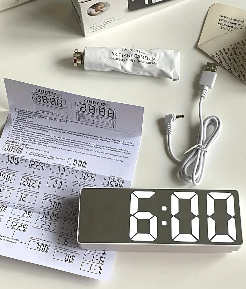 Digitaalinen LED-seinäkello lämpötilanäytöllä – kuva 4